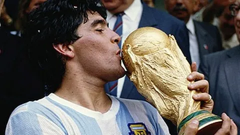 意甲焦点战：尤文图斯队以2-0力克AC米兰队打破平局僵局